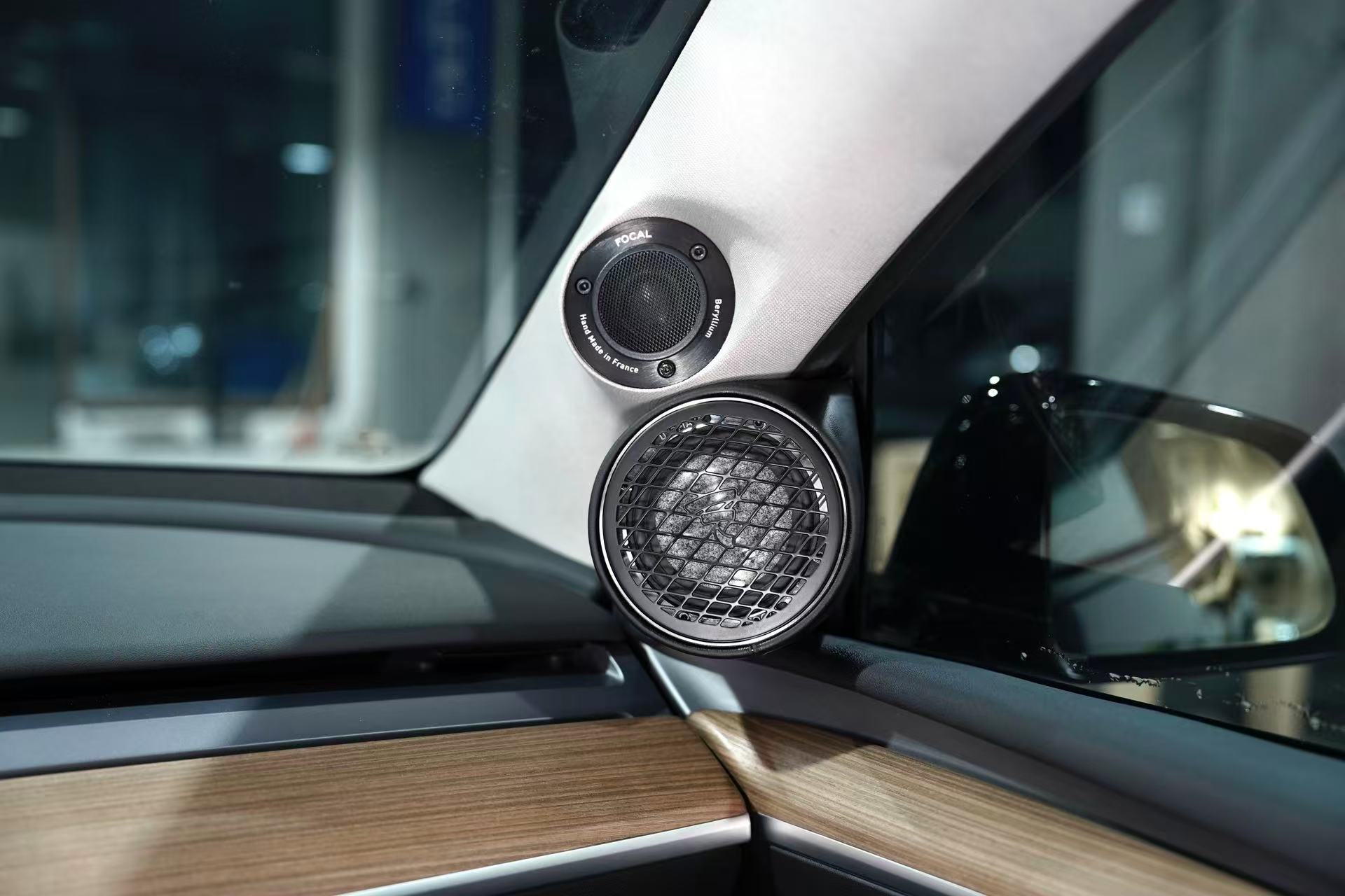特斯拉Model Y A柱倒模 劲浪乌托邦M中音3.5WM 翻毛皮包覆