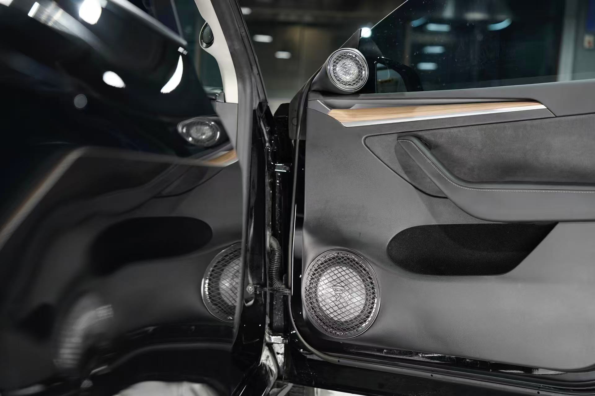 特斯拉Model Y 尾箱 德国Brax功放 三台功放陈列