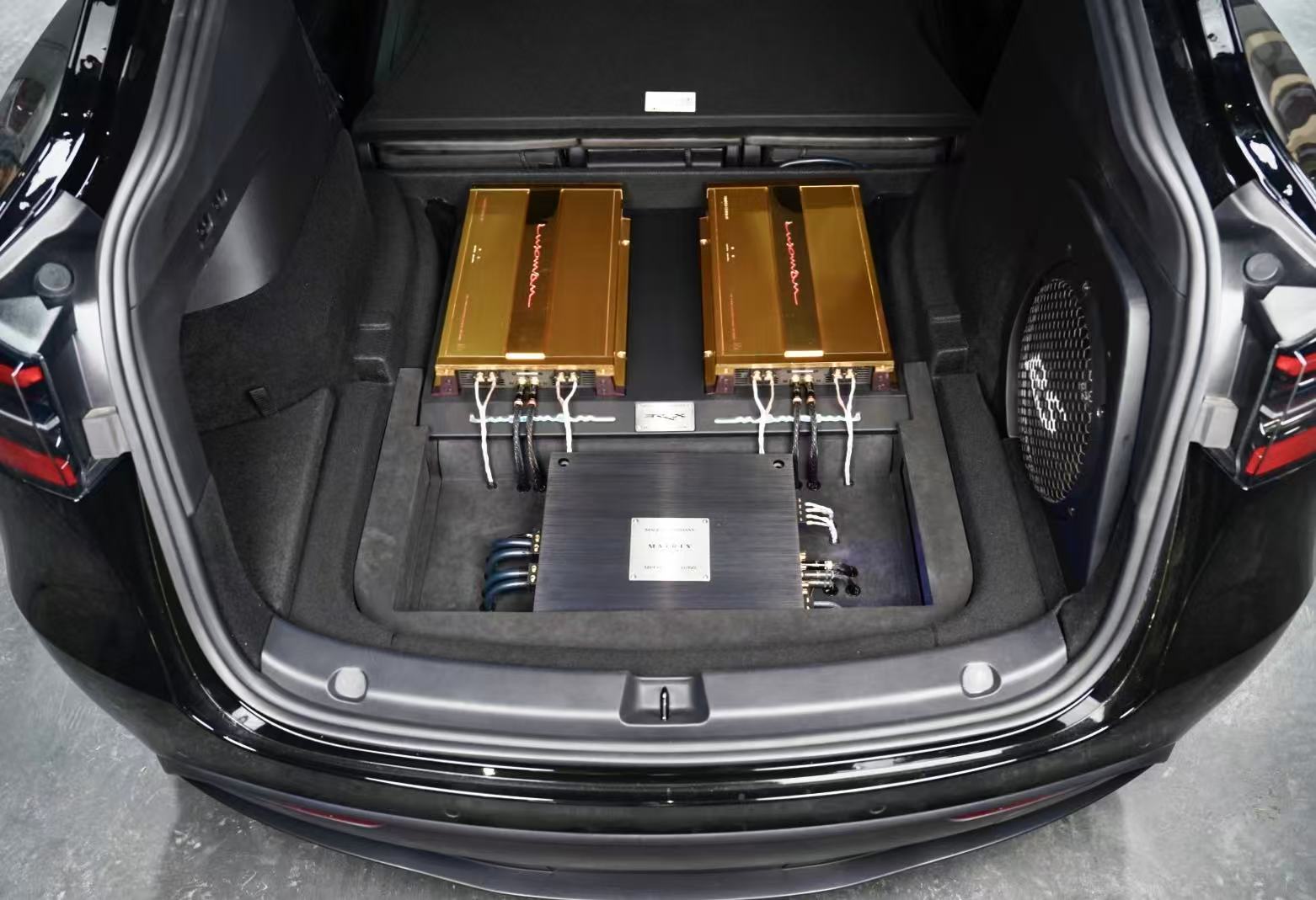 特斯拉Model Y 尾箱工艺 蓝色LED氛围灯 翻毛皮包覆